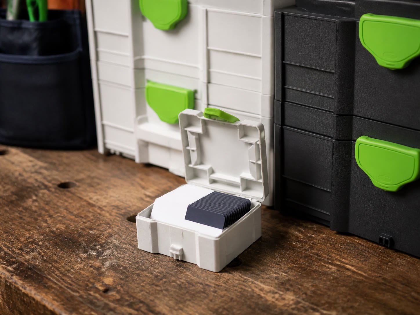 Beispielbild einer Mini-Werkzeugbox mit Visitenkarten